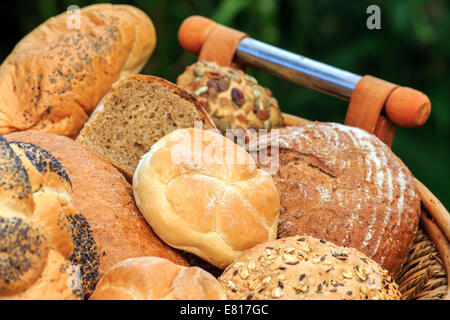 Korb voll mit verschiedenen Arten von Brot Stockfoto