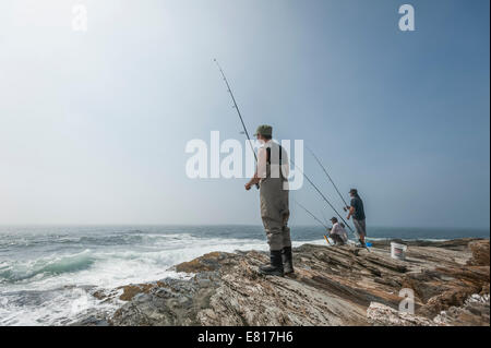 Männer an Land Meer Angeln am Ufer des Point Judith, Rhode Island und den Atlantik in die Vereinigten Staaten Stockfoto