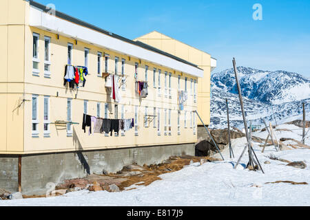 Wäsche hängen von einer Wäscheleine vor einem Gebäude Stockfoto