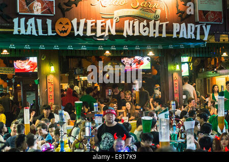 Halloween-Party in der Khaosan Road Bangkok, mit vielen Rucksacktouristen übernachten. Stockfoto