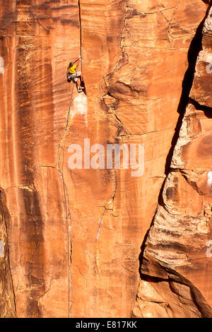 Männliche Kletterer steigt einen steile Riss an der Winslow-Wand im nördlichen Arizona Stockfoto