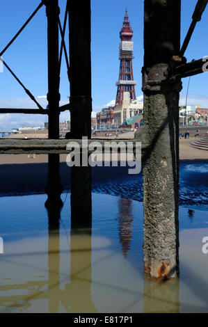 Blackpool Tower unter Central Pier aus gesehen Stockfoto