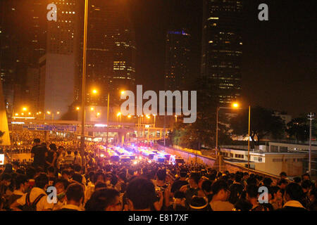 Hong Kong, 28. September 2014. Hong Kong-Proteste: Harcourt Road, Central, eine stark befahrene Straße in Hongkong, ist im Rahmen der Occupy Central pro-demokratischen zivilen Ungehorsams Kampagne blockiert. Polizeiwagen mit Blaulicht stehen hinter Polizei Linien. Bildnachweis: Robert SC Kemp/Alamy Live-Nachrichten Stockfoto