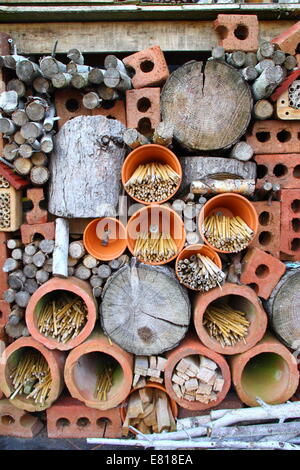 Detail der ein Insektenhotel (Wildlife-Stack) mit Ziegeln, Bambus, Töpfe & Protokolle zu ermutigen, den Ruhezustand Insekten in Gärten, UK Stockfoto