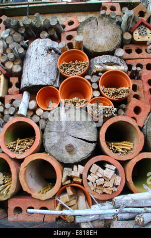 Detail der ein Insektenhotel (Wildlife-Stack) mit Ziegeln, Bambus, Töpfe & Protokolle zu ermutigen, den Ruhezustand Insekten in Gärten, UK Stockfoto