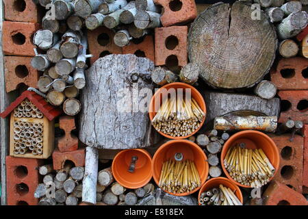 Detail der ein Insektenhotel (Wildlife-Stack) mit Ziegeln, Bambus, Töpfe & Protokolle zu ermutigen, den Ruhezustand Insekten in Gärten, UK Stockfoto