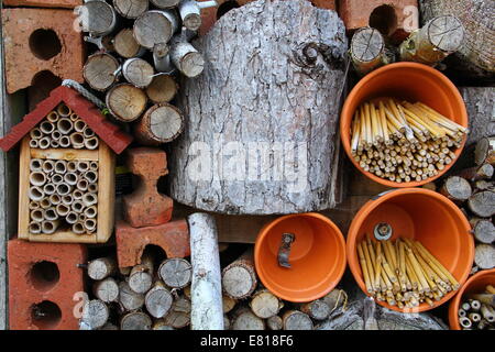 Detail der ein Insektenhotel (Wildlife-Stack) mit Ziegeln, Bambus, Töpfe & Protokolle zu ermutigen, den Ruhezustand Insekten in Gärten, UK Stockfoto