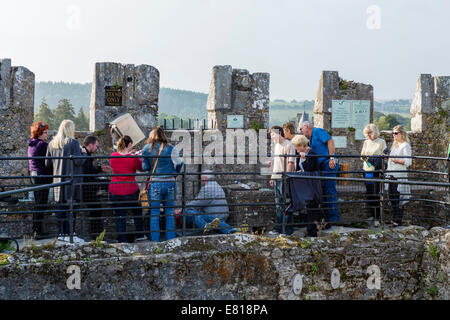 Touristen warten, küssen den Blarney Stone, Blarney Castle, in der Nähe von Cork, County Cork, Irland Stockfoto