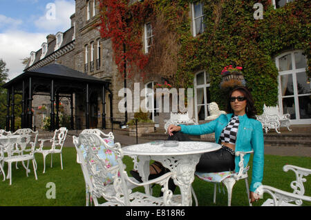 Eine junge Frau, die Modellierung Herbstmode bei der "Grange Hotel in Cumbria Stockfoto
