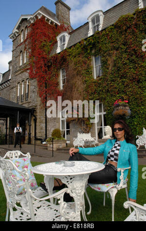 Eine junge Frau, die Modellierung Herbstmode bei der "Grange Hotel in Cumbria Stockfoto