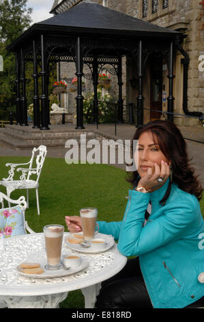 Eine junge Frau, die Modellierung Herbstmode bei der "Grange Hotel in Cumbria Stockfoto