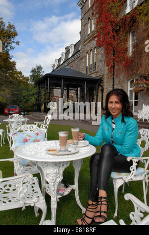 Eine junge Frau, die Modellierung Herbstmode "Grange House Hotel" in Cumbria Stockfoto