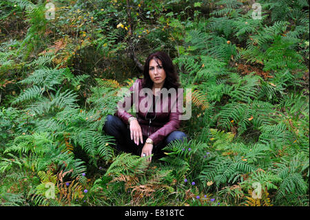 Eine junge Frau, die Modellierung Herbst Mode vor Ort im Lake District Stockfoto