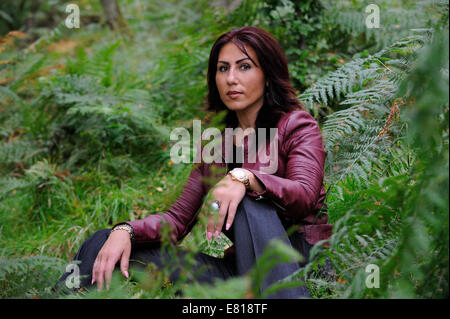 Eine junge Frau, die Modellierung Herbst Mode vor Ort im Lake District Stockfoto