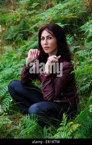 Eine junge Frau, die Modellierung Herbst Mode vor Ort im Lake District Stockfoto