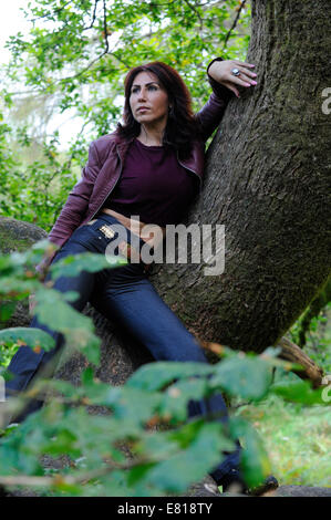 Eine junge Frau, die Modellierung Herbst Mode vor Ort im Lake District Stockfoto