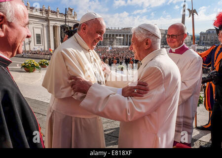 Der Vatikan. 28. Sep, 2014. Papst Benedikt XVI. - Papst Francis erfüllen die Großväter der Welt - St Peter Platz, 28. September 2014 Credit: wirklich Easy Star/Alamy Live News Stockfoto