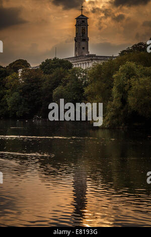 Nottingham University Campus, Portland Building entnommen Highfields Park in der Abenddämmerung Stockfoto