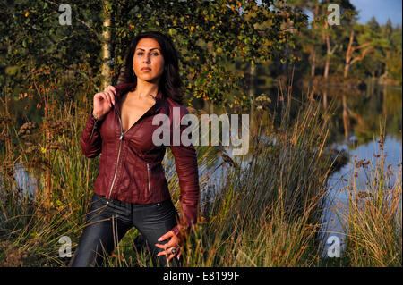 Eine junge Frau, die Modellierung Herbst Mode vor Ort im Lake District Stockfoto