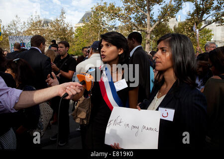 Paris, Frankreich. 28. Sep, 2014. "Nicht in meinem Namen", Französisch Protest ISIS Enthauptungen, Paris, Frankreich, Frau Samia BADAT-KARAM stellvertretender Bürgermeister zuständig für Fonds Schulen, Paris 75016 Credit anzuprangern: Ania Freindorf/Alamy Live News Stockfoto