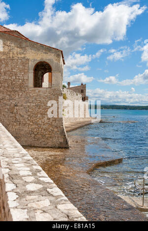 Alten Mauern und Waterfront. Novigrad, Kroatien. Stockfoto