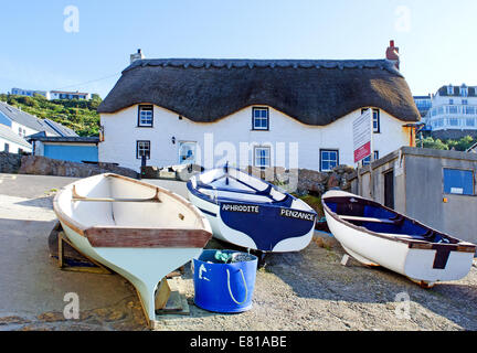 kleine Fischerboote auf der Helling Sennen Cove in Cornwall, Großbritannien Stockfoto