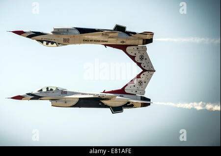 US Air Force Piloten mit den Thunderbirds führen das Calypso-Pass-Manöver im Flugzeug f-16 Fighting Falcon Stockfoto