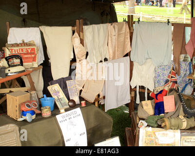 Eine Anzeige der vierziger Jahre, Kleidung und andere Erinnerungsstücke auf dem Display an einem 40er Wochenende in North Kent, England Stockfoto
