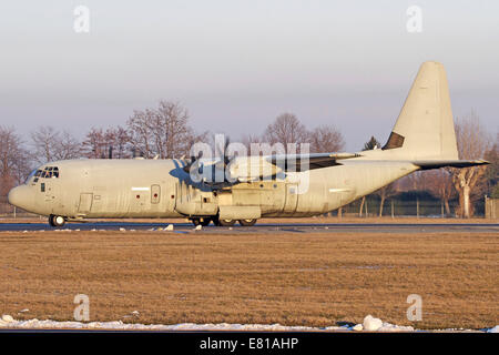 Eine Lockheed Martin C-130J-30 Hercules der italienischen Luftwaffe am Flughafen von Turin, Italien. Stockfoto