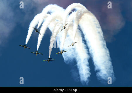 Die Vereinigten Arabischen Emirate Al Fursan Kunstflugstaffel führen Demonstrationen in ihren MB-339-Flugzeugen an der AIR14 Luftfahrtmesse in Zahler Stockfoto