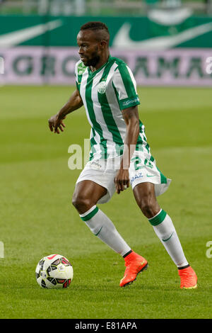 Budapest, Ungarn. 28. Sep, 2014. Roland Lamah der FTC ist mit dem Ball während Ferencvaros vs. Haladas OTP Bank Liga Fußballspiel im Groupama Arena am 28. September 2014 in Budapest, Ungarn. Bildnachweis: Laszlo Szirtesi/Alamy Live-Nachrichten Stockfoto