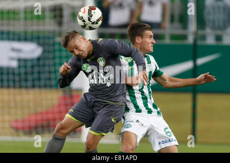 Budapest, Ungarn. 28. Sep, 2014. Luft-Schlacht zwischen Emir Dilaver von FTC (r) und Bence Gyurjan von Haladas bei Ferencvaros vs. Haladas OTP Bank Liga Fußballspiel im Groupama Arena am 28. September 2014 in Budapest, Ungarn. Bildnachweis: Laszlo Szirtesi/Alamy Live-Nachrichten Stockfoto