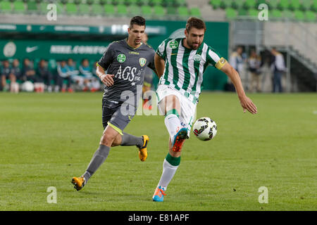 Budapest, Ungarn. 28. Sep, 2014. Daniel Bode von FTC (r) Gabor Dvorschak Haladas bei Ferencvaros vs. Haladas OTP Bank Liga Fußballspiel im Groupama Arena am 28. September 2014 in Budapest, Ungarn folgt. Bildnachweis: Laszlo Szirtesi/Alamy Live-Nachrichten Stockfoto