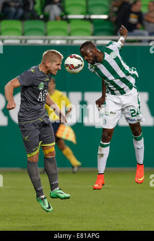 Budapest, Ungarn. 28. Sep, 2014. Luft-Schlacht zwischen Roland Lamah FTC (r) und Zoltan Feher von Haladas bei Ferencvaros vs. Haladas OTP Bank Liga Fußballspiel im Groupama Arena am 28. September 2014 in Budapest, Ungarn. Bildnachweis: Laszlo Szirtesi/Alamy Live-Nachrichten Stockfoto