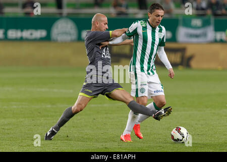 Budapest, Ungarn. 28. Sep, 2014. Tommaso Rocchi Haladas versucht gegen Vladan Cukic of FTC (r) bei Ferencvaros vs. Haladas OTP Bank Liga Fußballspiel im Groupama Arena am 28. September 2014 in Budapest, Ungarn. Bildnachweis: Laszlo Szirtesi/Alamy Live-Nachrichten Stockfoto