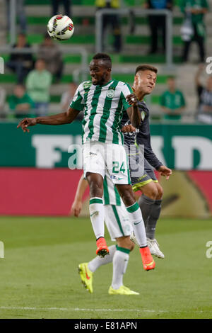 Budapest, Ungarn. 28. Sep, 2014. Luft-Schlacht zwischen Roland Lamah FTC (r) und Bence Gyurjan von Haladas bei Ferencvaros vs. Haladas OTP Bank Liga Fußballspiel im Groupama Arena am 28. September 2014 in Budapest, Ungarn. Bildnachweis: Laszlo Szirtesi/Alamy Live-Nachrichten Stockfoto