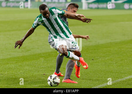 Budapest, Ungarn. 28. Sep, 2014. Roland Lamah FTC (l) von Mark Jagodics von Haladas bei Ferencvaros vs. Haladas OTP Bank Liga Fußballspiel im Groupama Arena am 28. September 2014 in Budapest, Ungarn ausgelöst auf. Bildnachweis: Laszlo Szirtesi/Alamy Live-Nachrichten Stockfoto