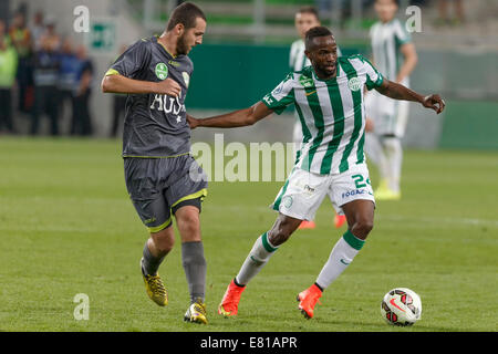 Budapest, Ungarn. 28. Sep, 2014. Roland Lamah FTC (r) wird von Bence Iszlai von Haladas bei Ferencvaros vs. Haladas OTP Bank Liga Fußballspiel im Groupama Arena am 28. September 2014 in Budapest, Ungarn verfolgt. Bildnachweis: Laszlo Szirtesi/Alamy Live-Nachrichten Stockfoto