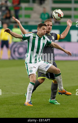 Budapest, Ungarn. 28. Sep, 2014. Duell zwischen Zoltan Gera der FTC (l) und Zoltan Feher von Haladas bei Ferencvaros vs. Haladas OTP Bank Liga Fußballspiel im Groupama Arena am 28. September 2014 in Budapest, Ungarn. Bildnachweis: Laszlo Szirtesi/Alamy Live-Nachrichten Stockfoto