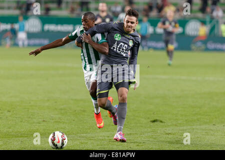 Budapest, Ungarn. 28. Sep, 2014. Duell zwischen Somalia FTC (l) und Balint Gaal von Haladas bei Ferencvaros vs. Haladas OTP Bank Liga Fußballspiel im Groupama Arena am 28. September 2014 in Budapest, Ungarn. Bildnachweis: Laszlo Szirtesi/Alamy Live-Nachrichten Stockfoto