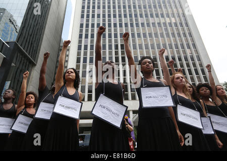 Sao Paulo. 28. Sep, 2014. Demonstranten halten Banner, während die Teilnahme an einer Protestaktion "Trauerzug für den Tod einer Frau während einer illegalen Abtreibung", in Sao Paulo, Brasilien, am 28. September 2014 genannt. Eine Demonstration für die Legalisierung der Abtreibung im Land fand während der Begehung des "Tag für die Entkriminalisierung der Abtreibung in Lateinamerika und der Karibik", laut der lokalen Presse statt. Bildnachweis: Rahel Patras/Xinhua/Alamy Live-Nachrichten Stockfoto