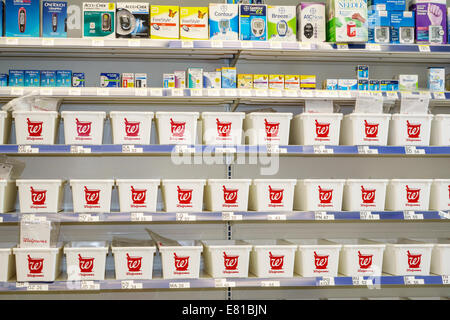 Miami Beach, Florida, Walgreens, Verkauf organisiert anzeigen, Apotheke, Medikamente, Rezept, Medizin, Mülleimer, alphabetisch organisiert, FL140305033 Stockfoto