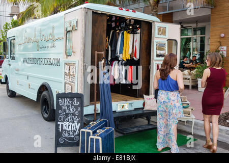 Miami Beach Florida, Ocean Drive, Pop-up-Shop, trendy Truck, Frauen, Kleidung, Vintage, Shopping Shopper Shopper Shop Geschäfte Markt Märkte Markt kaufen Stockfoto