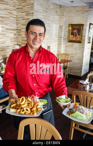 Miami Beach, Florida, Chalan am Strand, peruanisch, Restaurants, Restaurants, Restaurants, Restaurants, Cafés, hispanische ethnische Männer, Männer, Kellner, Kellner, Kellner, empl Stockfoto