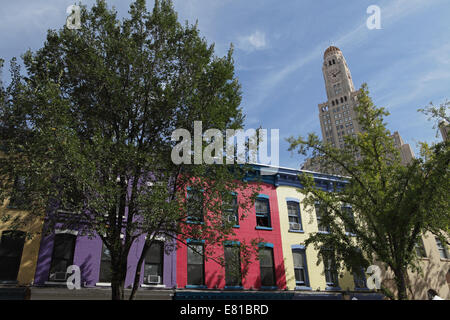 Bunte Häuser auf der Atlantic Avenue in Brooklyn Williamburg Sparkasse Gebäude im Hintergrund Stockfoto