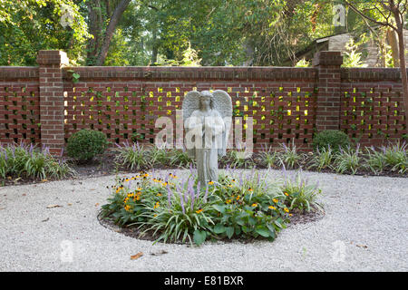 Gedenkgarten mit Engel und Gehweg im Friedhof. Stockfoto