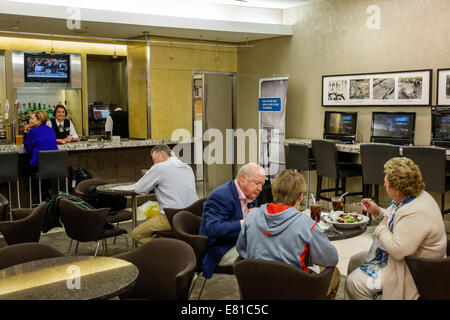 New York, New York, John F. Kennedy International Airport, JFK, Terminal, Gate, American Airlines Ambassador Lounge, Erwachsene Erwachsene Männer Männer, Frauen fe Stockfoto