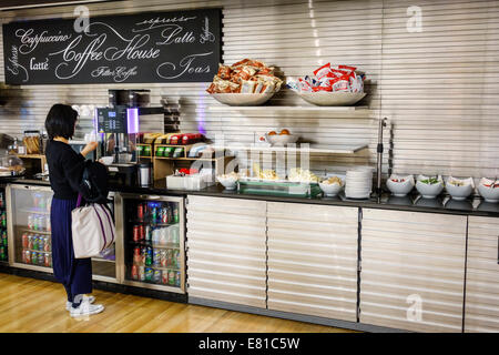 New York, New York, John F. Kennedy International Airport, JFK, Terminal, Gate, American Airlines Ambassador Lounge, Buffet, kostenlos, Essen, weibliche Wome Stockfoto