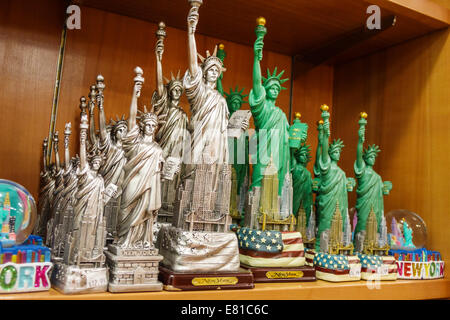 New York, New York, John F. Kennedy International Airport, JFK, Terminal, Gate, Shopping Shopper Shopper Shopper Shops Market Markets Marketplace Buying Selli Stockfoto