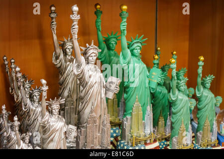 New York, New York, John F. Kennedy International Airport, JFK, Terminal, Gate, Shopping Shopper Shopper Shopper Shops Market Markets Marketplace Buying Selli Stockfoto